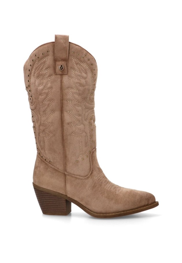 Bota campera XTI 146102 beige en antelina con tachas y tacón medio