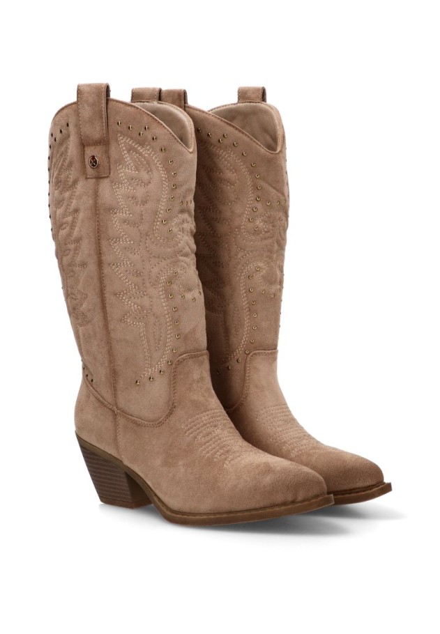 Bota campera XTI 146102 beige en antelina con tachas y tacón medio
