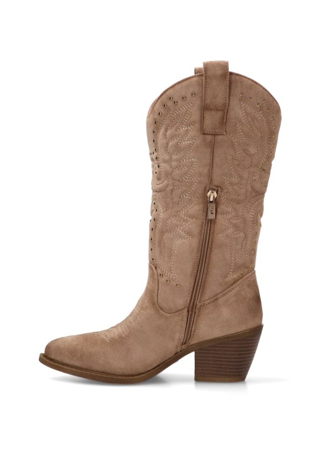 Bota campera XTI 146102 beige en antelina con tachas y tacón medio