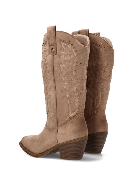 Bota campera XTI 146102 beige en antelina con tachas y tacón medio