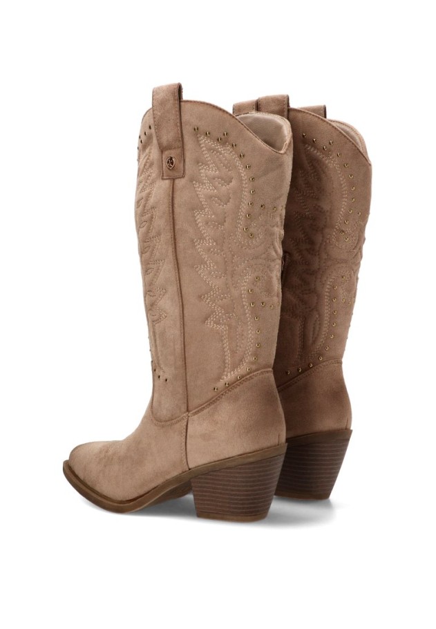 Bota campera XTI 146102 beige en antelina con tachas y tacón medio