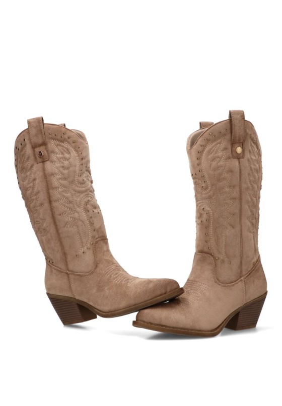 Bota campera XTI 146102 beige en antelina con tachas y tacón medio