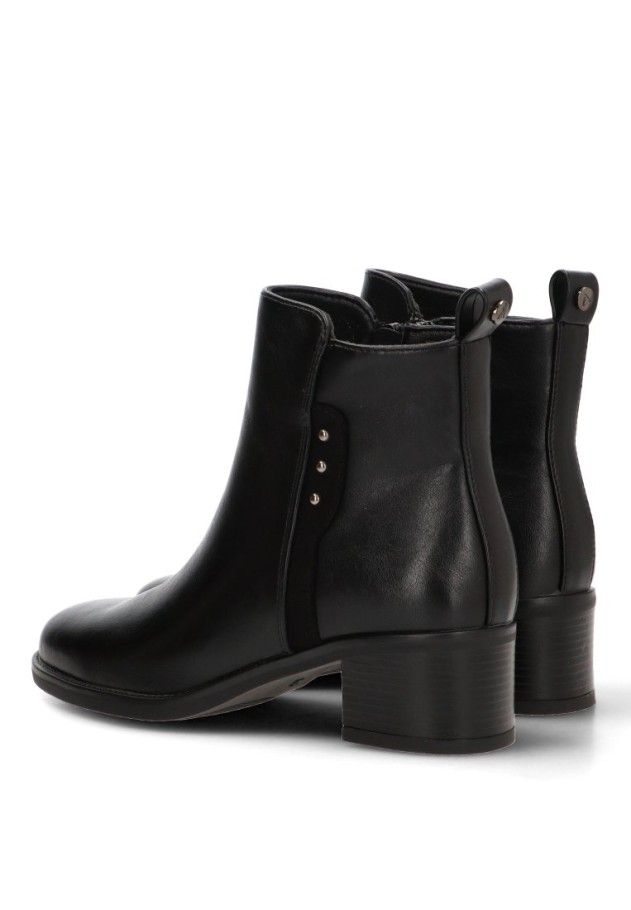 Botín negro de mujer ARMONY 30045 con tacón medio y tachuelas