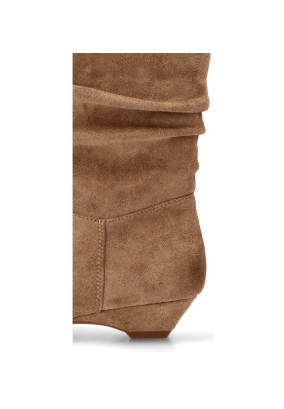 Botín de mujer YULIA 5019 en antelina taupe con tacón medio
