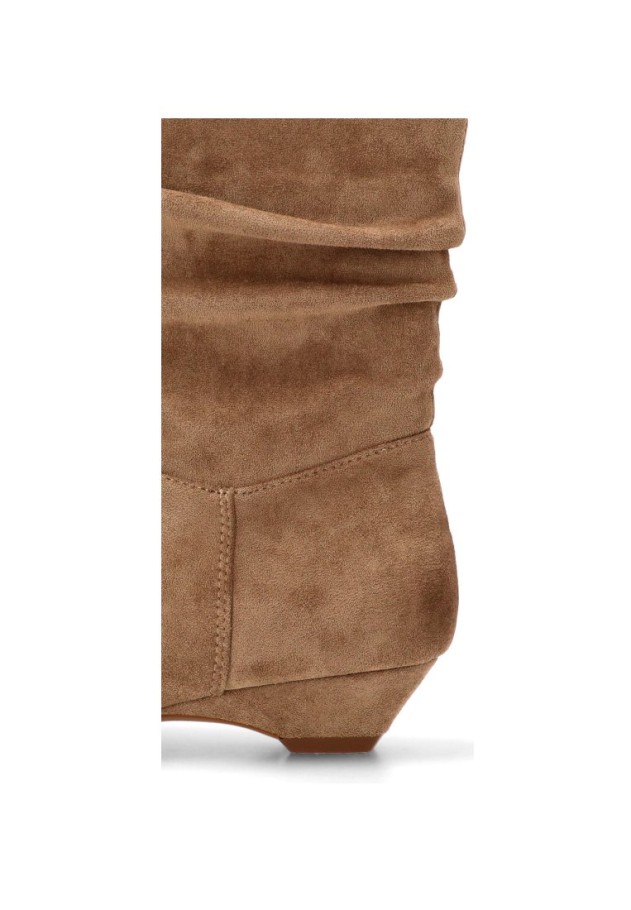 Botín de mujer YULIA 5019 en antelina taupe con tacón medio