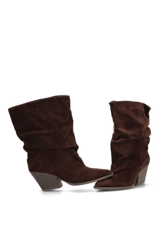 Bota arrugada de mujer CINK-ME 2581A en antelina marrón con tacón alto