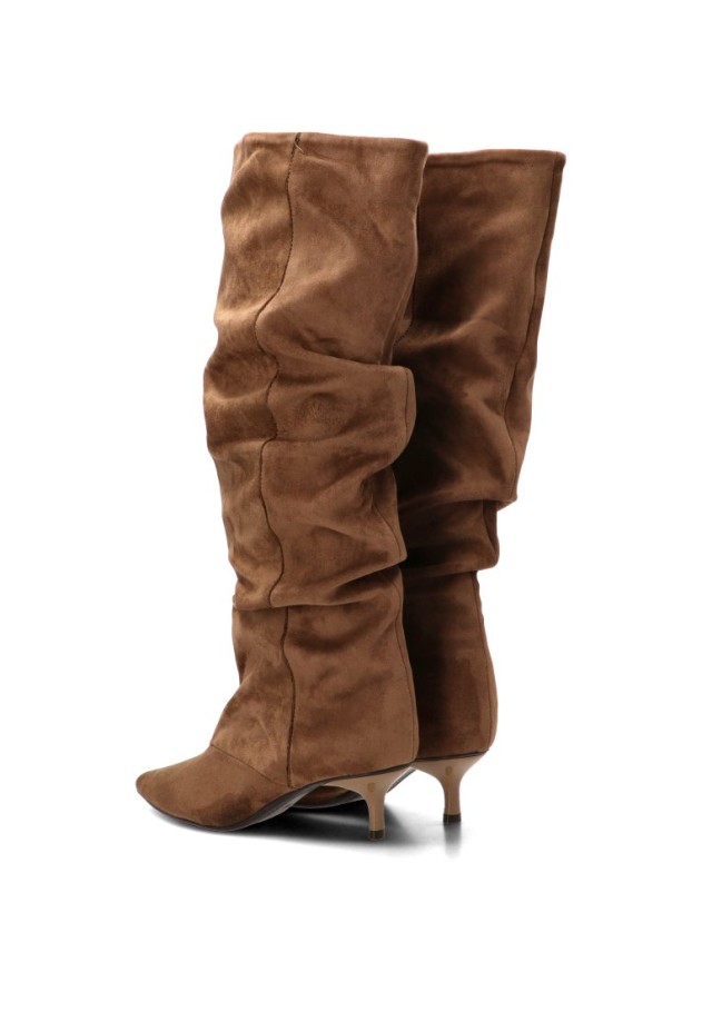 Bota camel de mujer YULIA M6881 en antelina con tacón medio