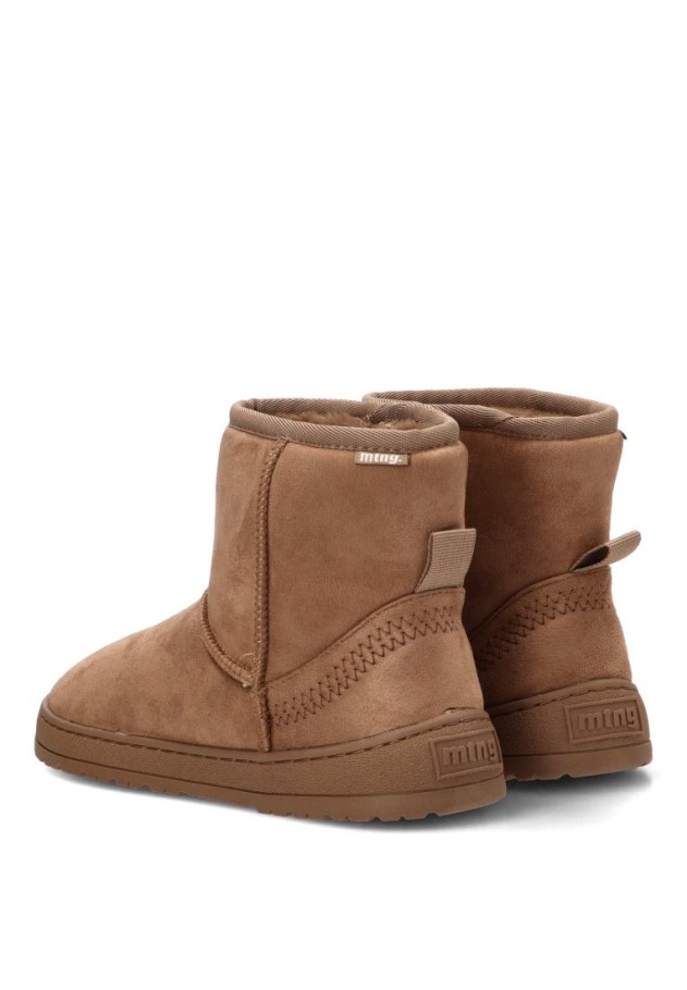 Botín taupe de mujer MUSTANG 85505 en antelina con suela plana barefoot