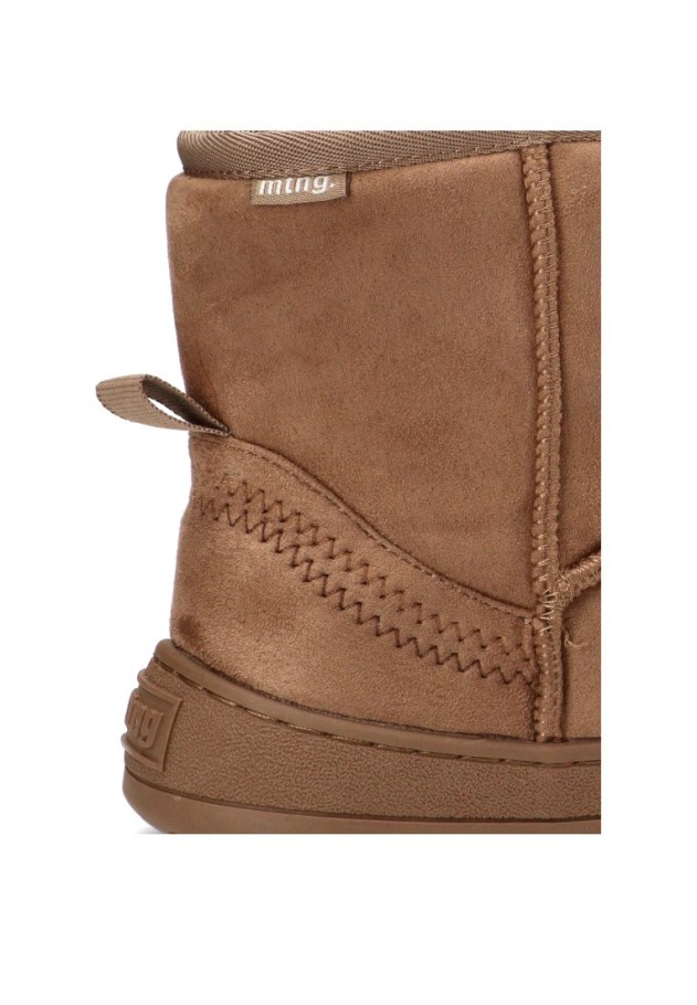 Botín taupe de mujer MUSTANG 85505 en antelina con suela plana barefoot