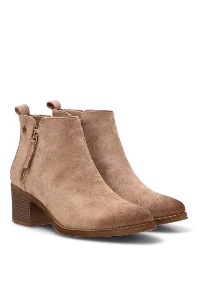 Botín antelina beige con tacón medio para mujer XTI 130713