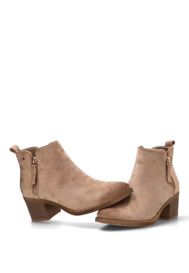 Botín antelina beige con tacón medio para mujer XTI 130713