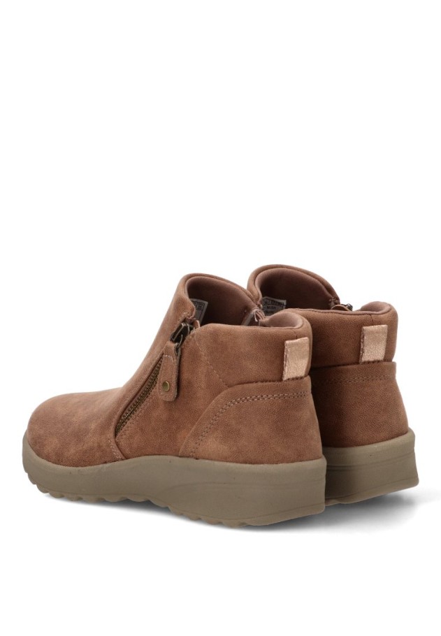Botín sintético para mujer SKECHERS 158952 en taupe con suela plana