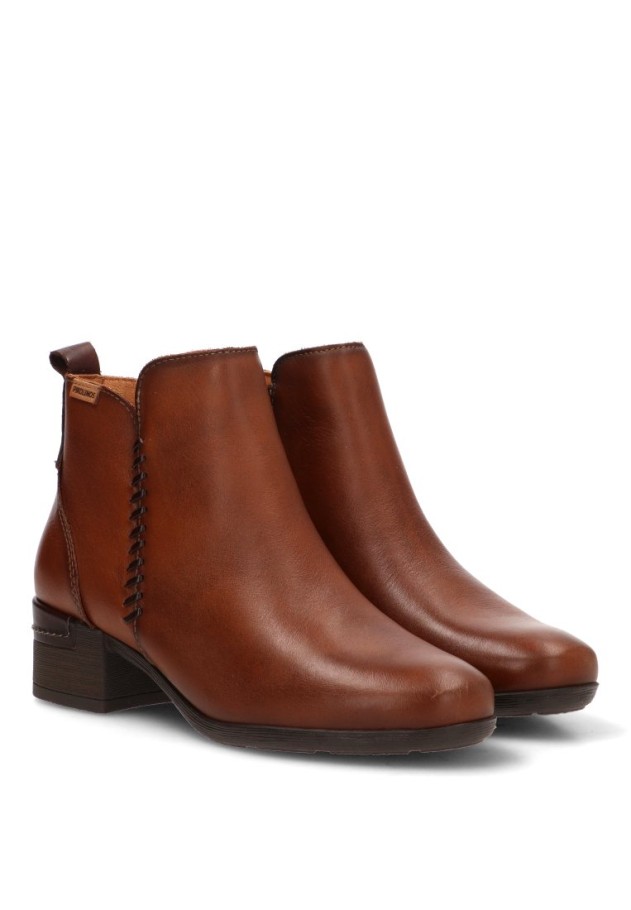 Botín de mujer PIKOLINOS W6W-8950 en piel color cuero con tacón medio