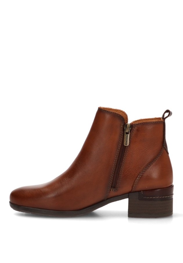 Botín de mujer PIKOLINOS W6W-8950 en piel color cuero con tacón medio