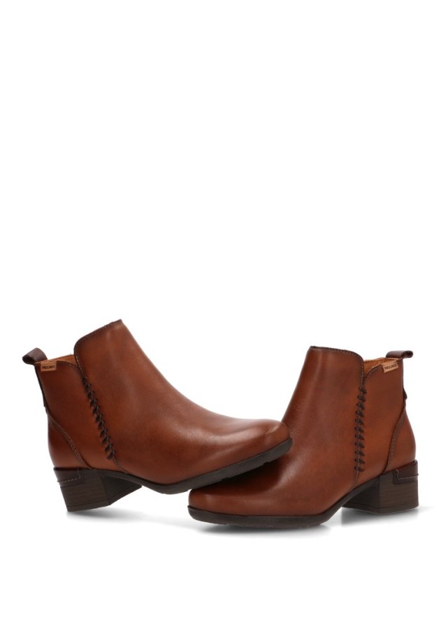 Botín de mujer PIKOLINOS W6W-8950 en piel color cuero con tacón medio