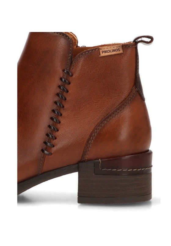 Botín de mujer PIKOLINOS W6W-8950 en piel color cuero con tacón medio