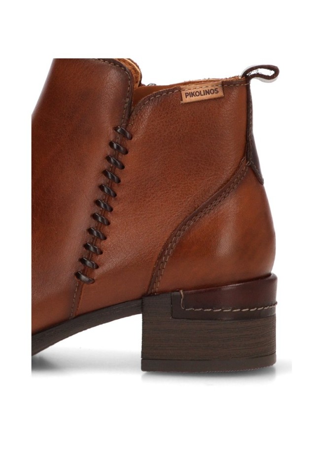 Botín de mujer PIKOLINOS W6W-8950 en piel color cuero con tacón medio