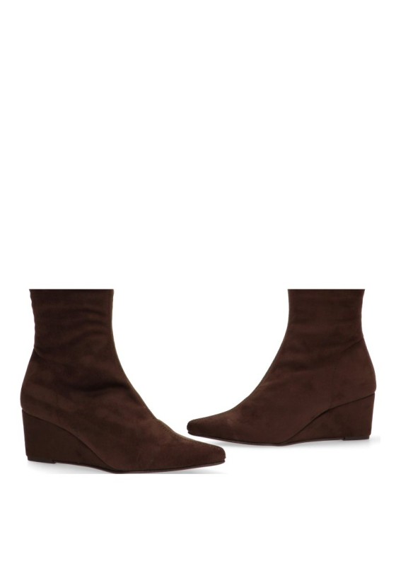Bota con antelina café y cuña media de mujer MUSTANG 55256