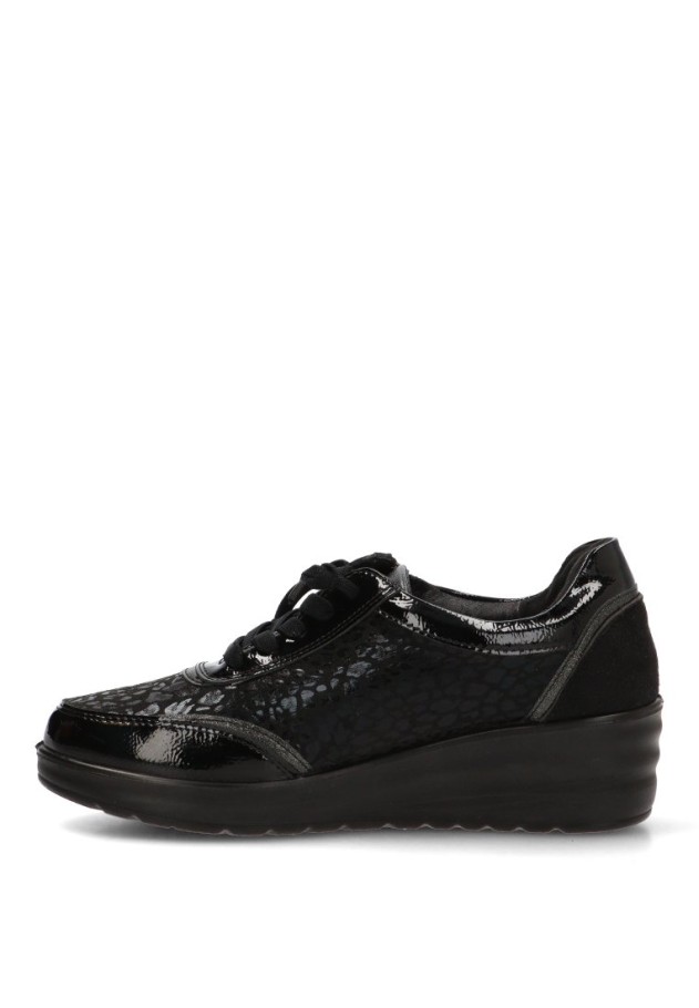 Deportivo negro con cuña media de mujer AMARPIES AMD31050