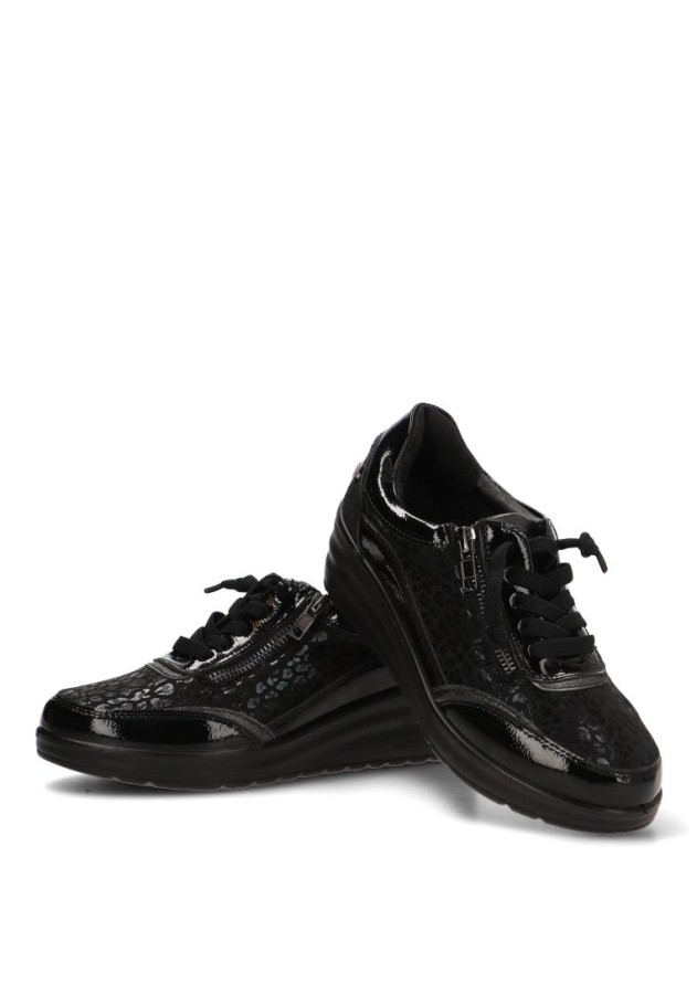 Deportivo negro con cuña media de mujer AMARPIES AMD31050