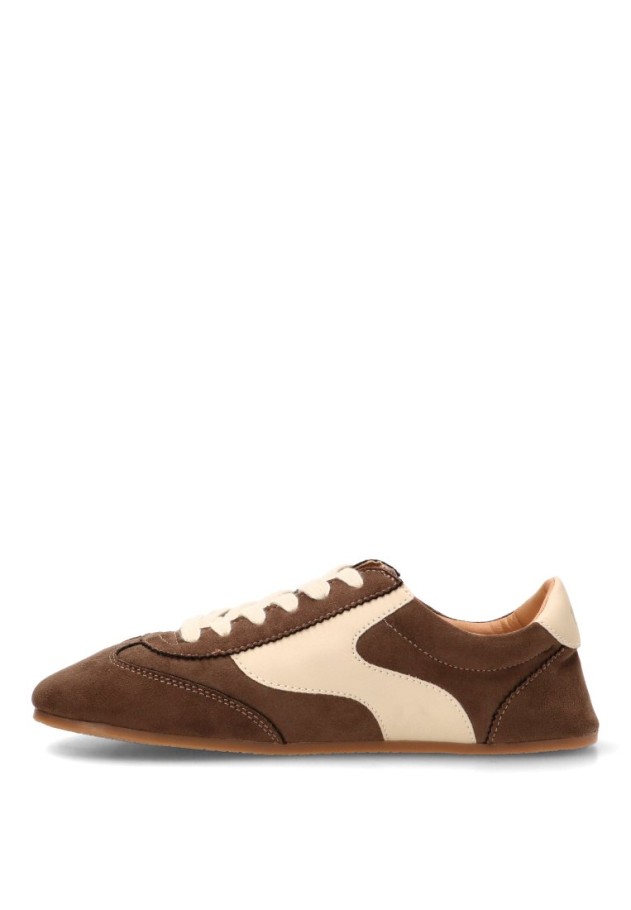 Deportivo barefoot de mujer MUSTANG 60958 en antelina taupe suela plana