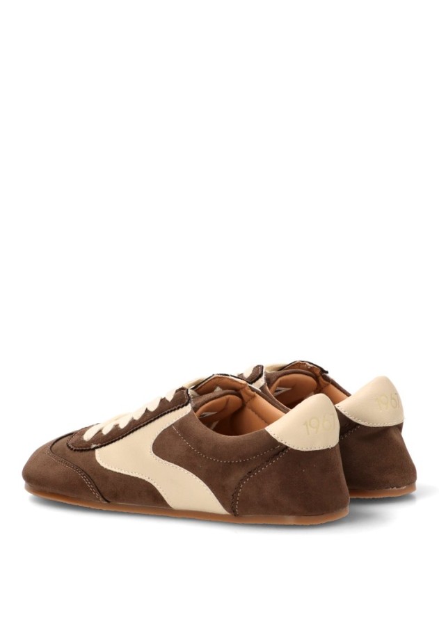 Deportivo barefoot de mujer MUSTANG 60958 en antelina taupe suela plana