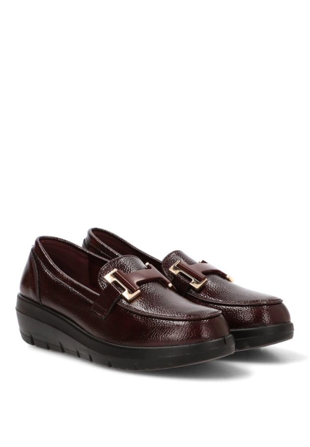 Mocasín burdeos de mujer ARMONY 60027 con tacón medio y brillo