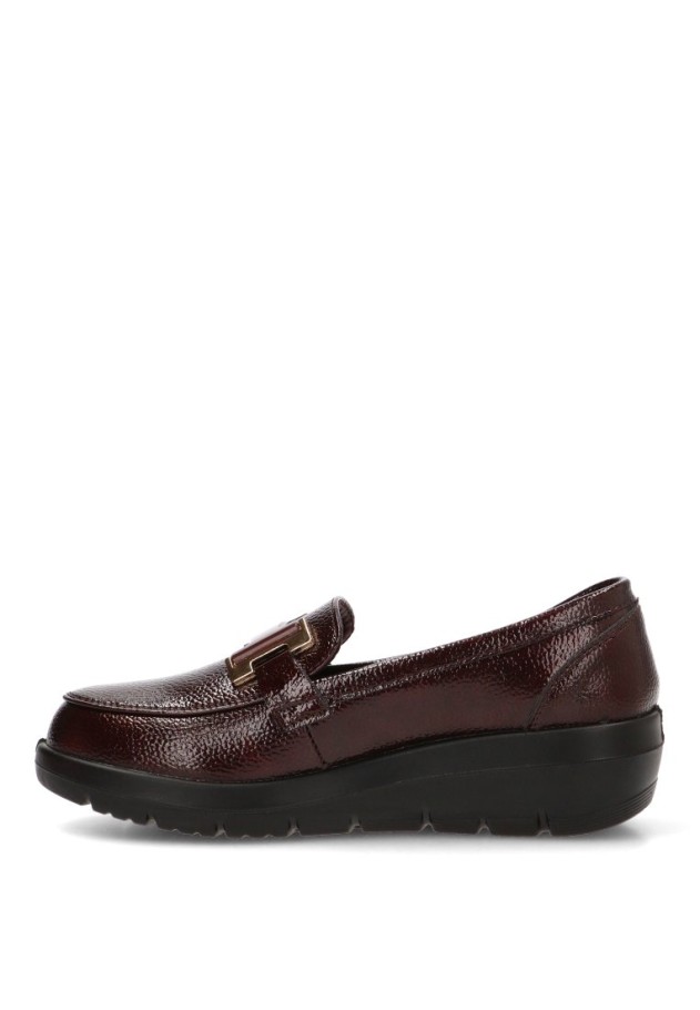 Mocasín burdeos de mujer ARMONY 60027 con tacón medio y brillo