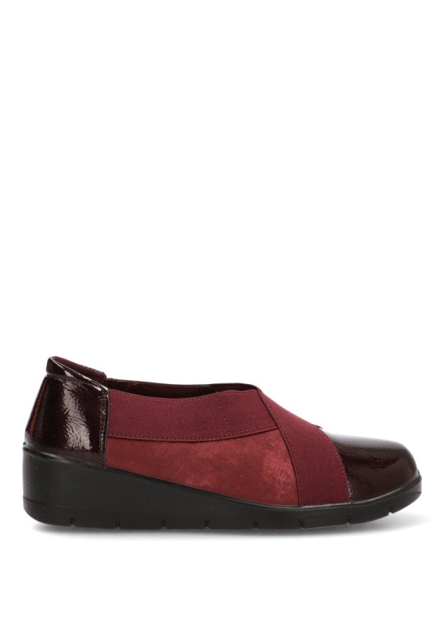 Mocasín burdeos ARMONY 60026 con elástico cruzado y tacón medio