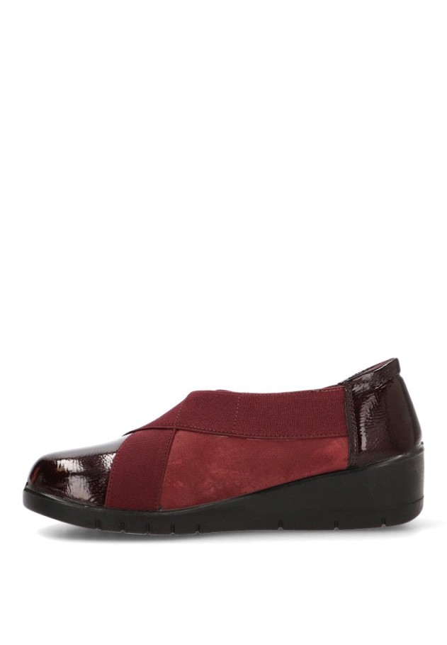 Mocasín burdeos ARMONY 60026 con elástico cruzado y tacón medio