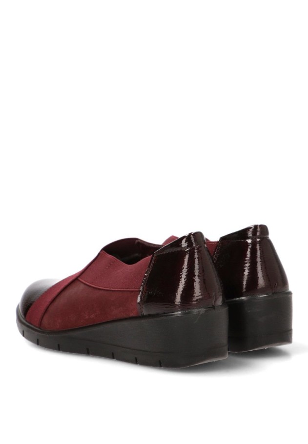 Mocasín burdeos ARMONY 60026 con elástico cruzado y tacón medio