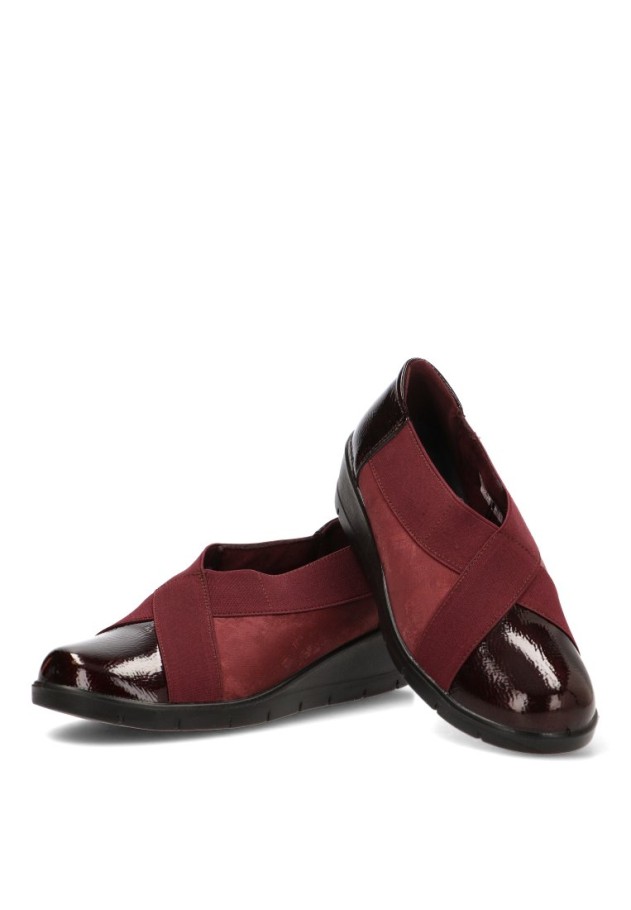 Mocasín burdeos ARMONY 60026 con elástico cruzado y tacón medio