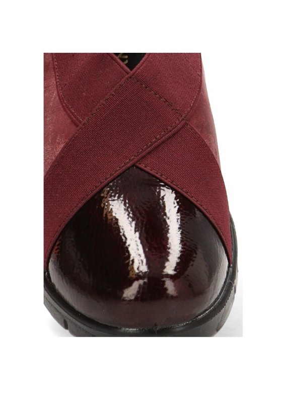 Mocasín burdeos ARMONY 60026 con elástico cruzado y tacón medio