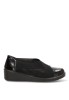 Mocasín negro ARMONY 60026 con elástico cruzado y tacón medio para mujer