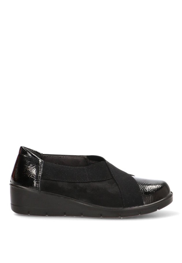 Mocasín negro ARMONY 60026 con elástico cruzado y tacón medio para mujer