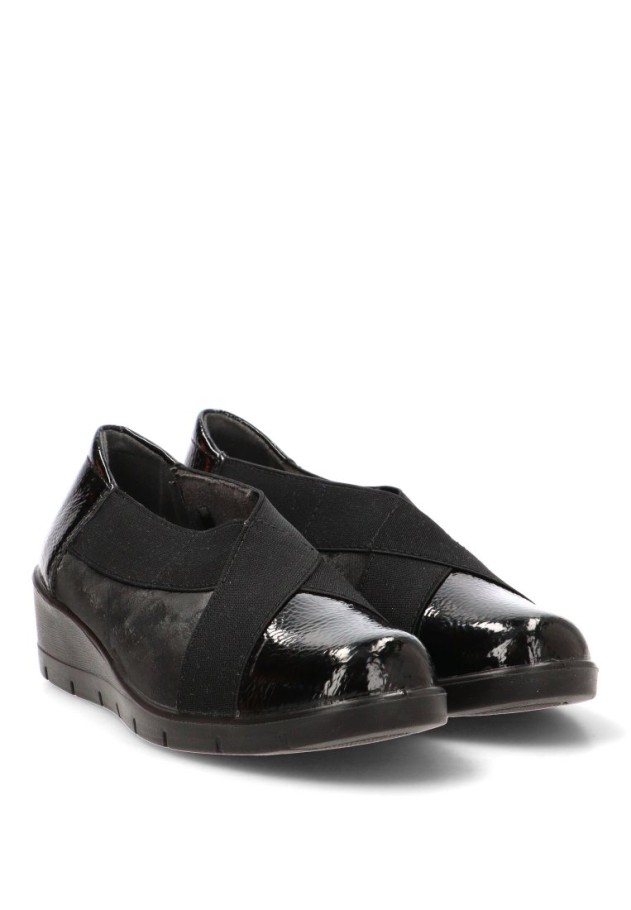 Mocasín negro ARMONY 60026 con elástico cruzado y tacón medio para mujer