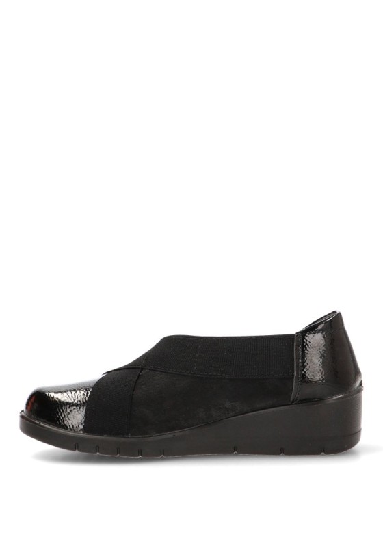 Mocasín negro ARMONY 60026 con elástico cruzado y tacón medio para mujer