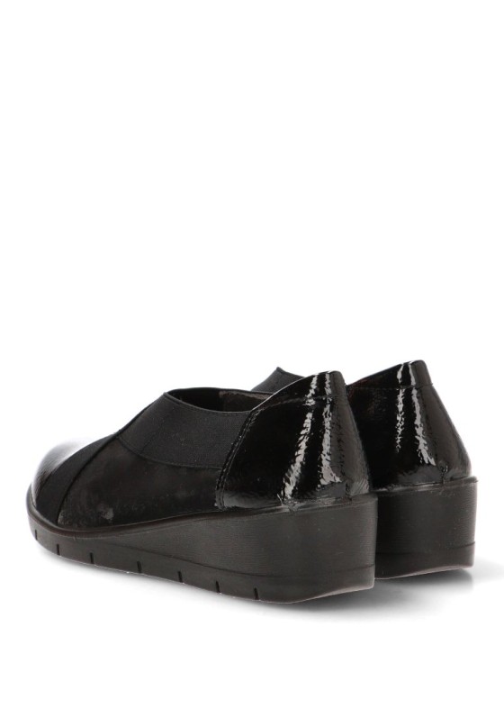 Mocasín negro ARMONY 60026 con elástico cruzado y tacón medio para mujer