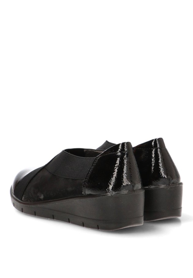Mocasín negro ARMONY 60026 con elástico cruzado y tacón medio para mujer