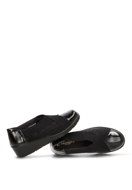 Mocasín negro ARMONY 60026 con elástico cruzado y tacón medio para mujer