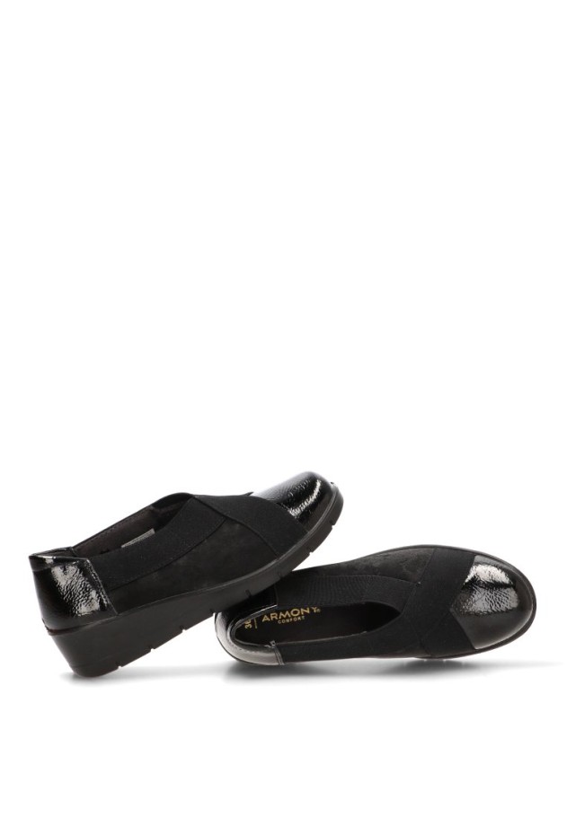 Mocasín negro ARMONY 60026 con elástico cruzado y tacón medio para mujer