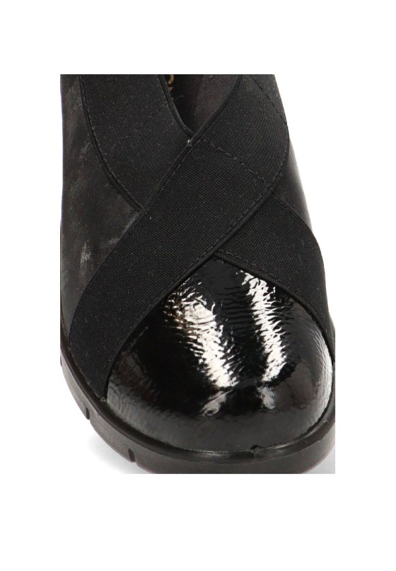 Mocasín negro ARMONY 60026 con elástico cruzado y tacón medio para mujer