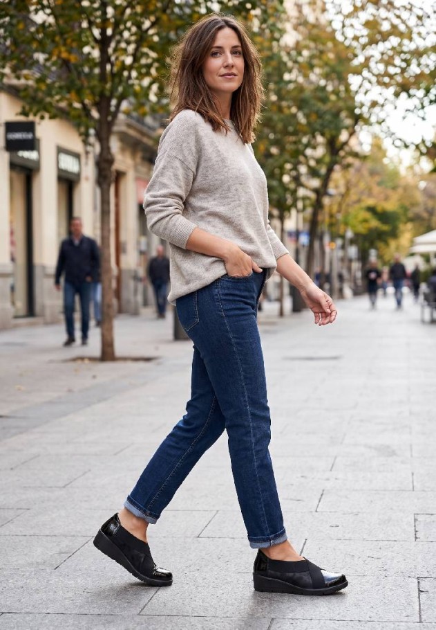 Mocasín negro ARMONY 60026 con elástico cruzado y tacón medio para mujer