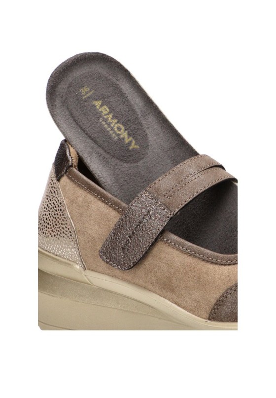 Zapato de mujer ARMONY 60025 en antelina taupe con cuña media