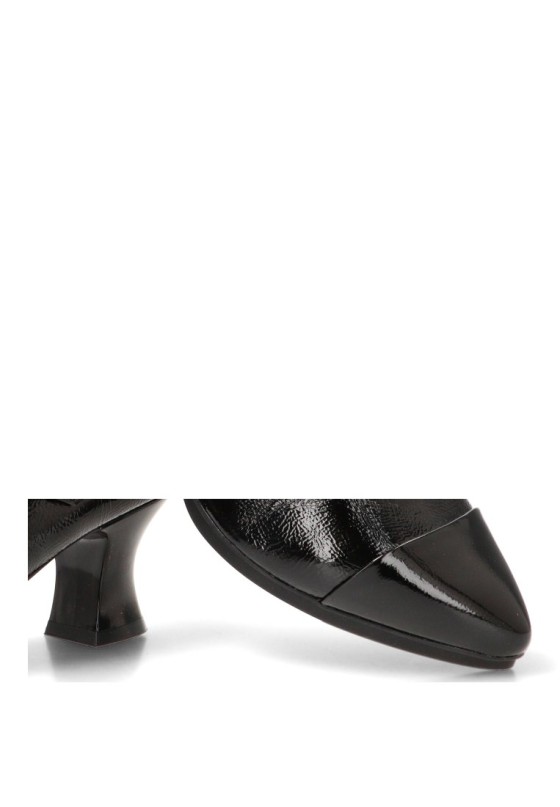 Salón de mujer E26301 en negro sintético con hebilla y tacón medio